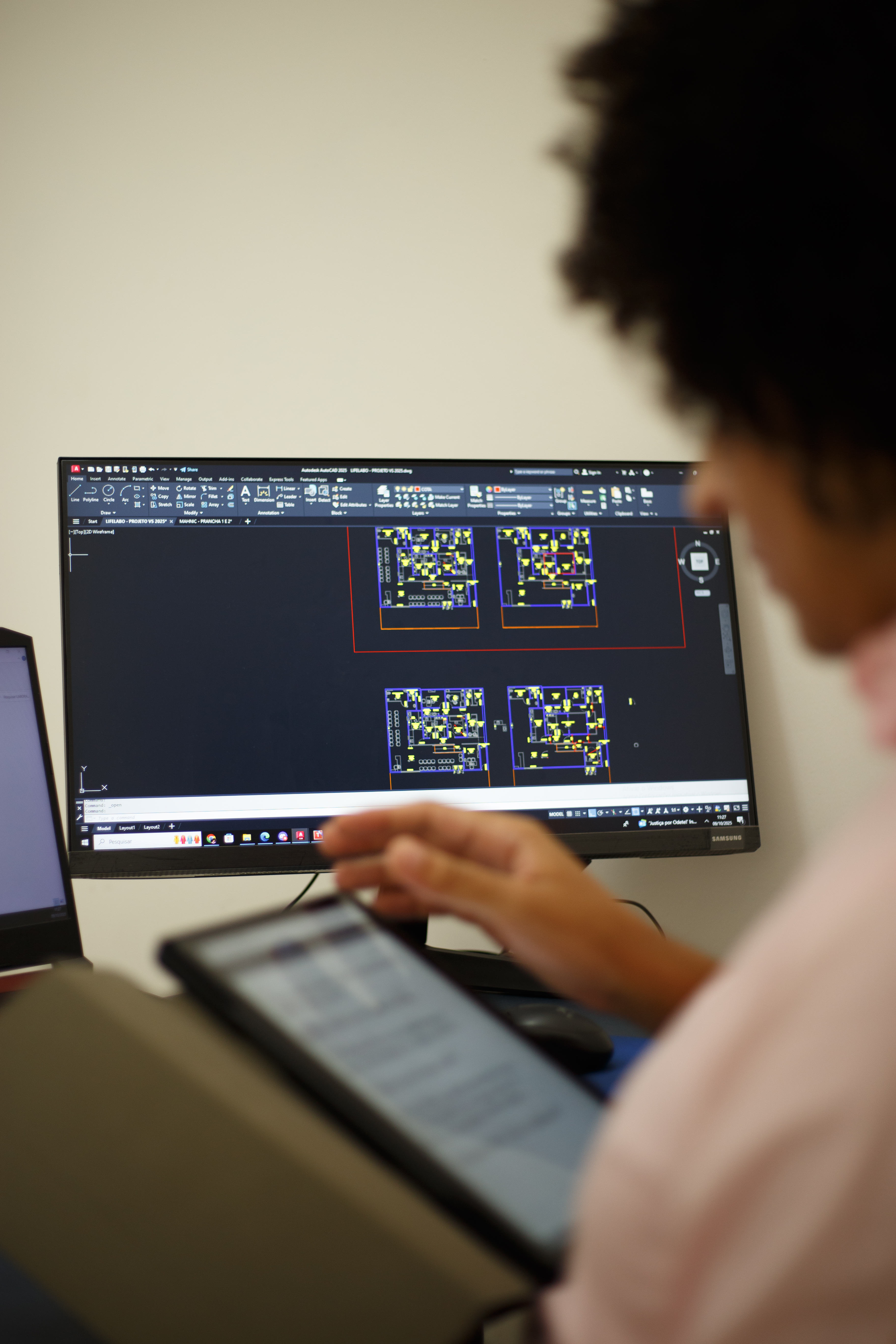 Profissional trabalhando no projeto